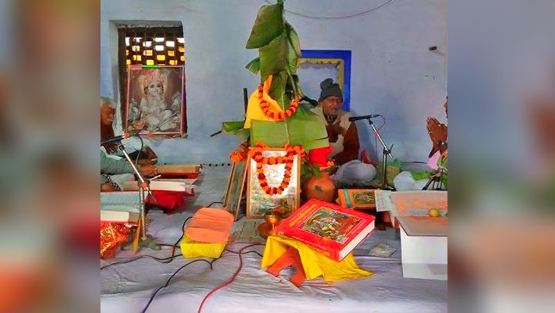 - पूजा के बाद भगवान के सामने बैठकर भगवद् कथा का पाठ करें या किसी योग्य ब्राह्मण से करवाएं।