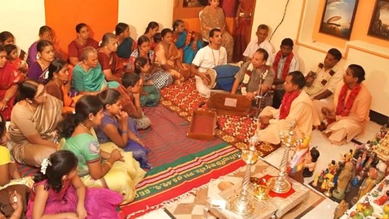 - परिवार सहित बैठकर भगवद् कथा सुनें। रात भर जागरण करें। रात में भी बिना कुछ खाए (संभव हो तो ठीक नहीं तो फल खा सकते हैं) भजन कीर्तन करते हुए जागरण करें।