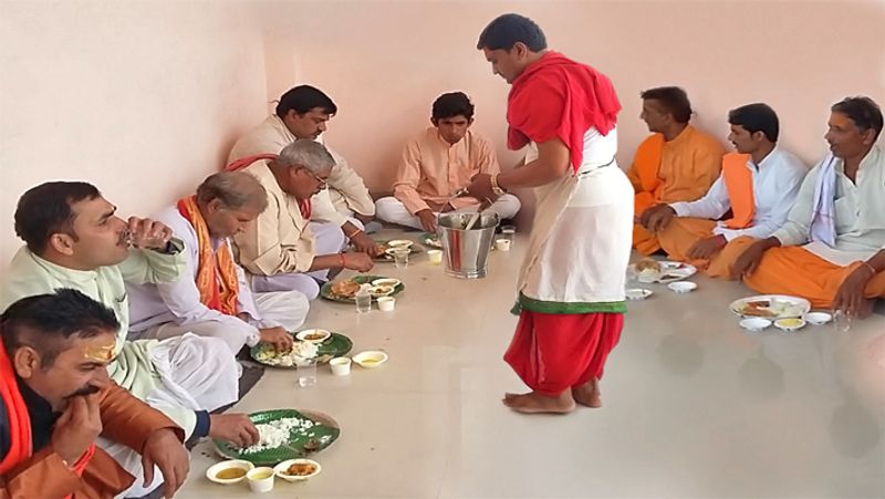 - द्वादशी तिथि (8 अप्रैल, गुरुवार) को सुबह स्नान करके विष्णु भगवान की पूजा करें फिर ब्राह्मणों को भोजन करवाकर दक्षिणा सहित विदा करें।