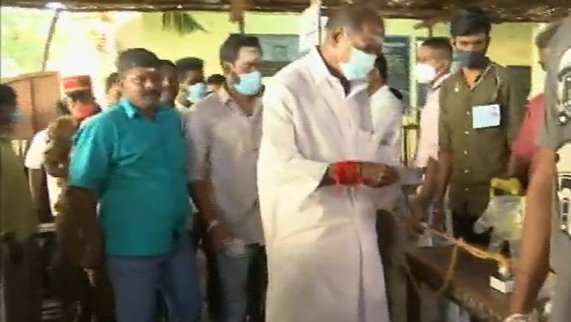 पुडुचेरी: एनआर कांग्रेस चीफ एन रंगास्वामी ने थिलसपेट के एक मतदान केंद्र में मतदान किया।