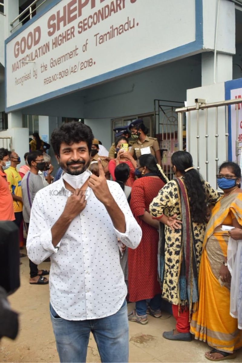 சென்னை வளசரவாக்கத்தில் உள்ள வாக்குச்சாவடியில் வாக்களிக்க வரிசையில் காத்திருந்த சிவகார்த்திகேயன் உடன் ரசிகர்கள் பலரும் செல்ஃபி எடுத்து மகிழ்ந்தனர். 