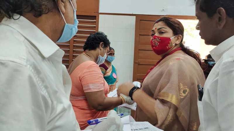 ஆயிரம் விளக்கு தொகுதி பாஜக வேட்பாளர் என்ற முறையில் நடிகை குஷ்பு அந்த தொகுதிக்குட்பட்ட வாக்குச்சாவடியில் ஆய்வு மேற்கொண்டார்.
