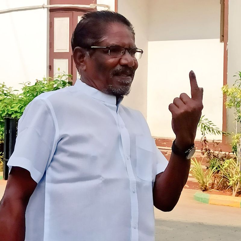 சென்னை திநகரில் உள்ள வாக்குச்சாவடியில் இயக்குநர் பாரதிராஜா தனது வாக்கை பதிவு செய்தார்.