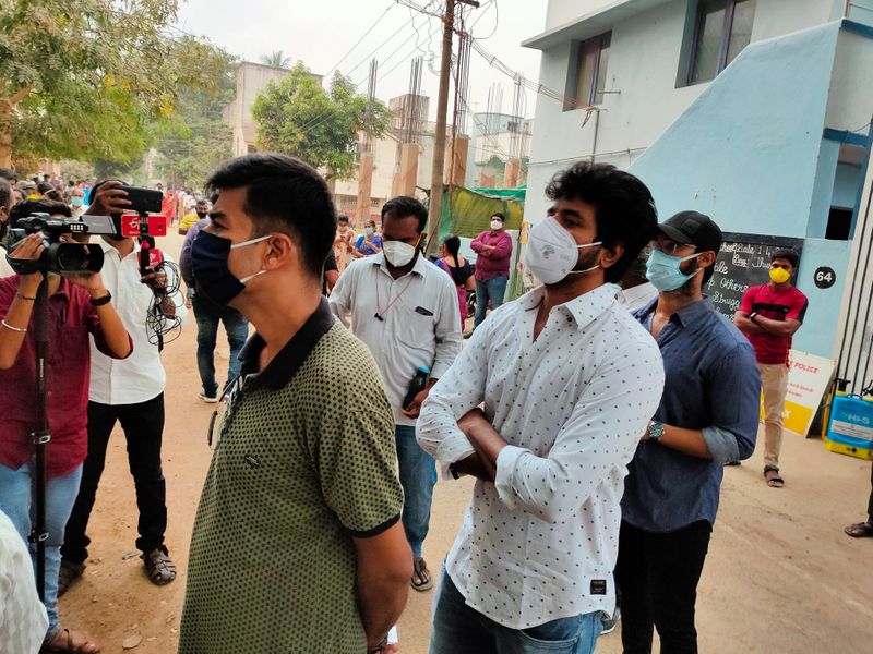 இந்நிலையில் இன்று, சட்ட பேரவை தேர்தல் முழு வீச்சில் நடந்த நிலையில், அதில்.... சிவகார்த்திகேயன் தன்னுடைய மனைவியுடன் வந்து வாக்களித்தார்.
