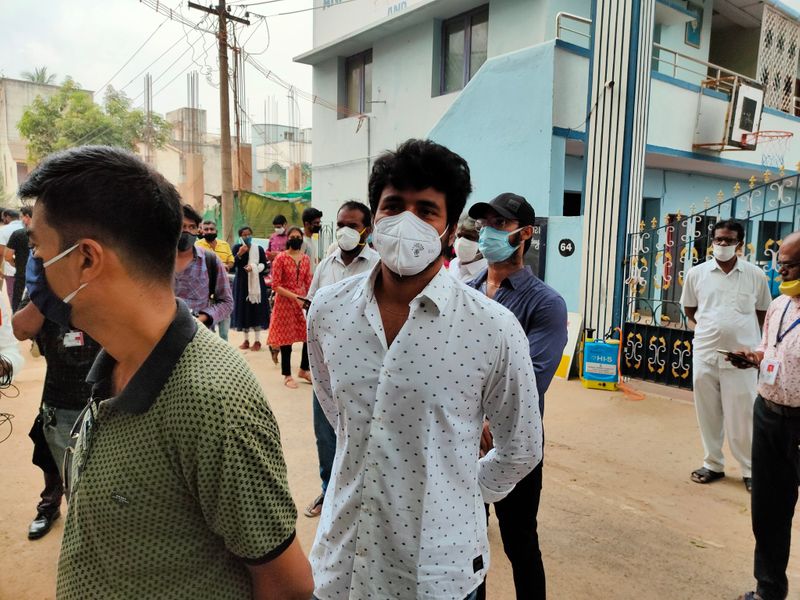 தமிழக சட்டமன்ற தேர்தலுக்கான வாக்குப்பதிவு காலை 7 மணி முதலே விறுவிறுப்பாக நடைபெற்று வருகிறது. கடந்த சில நாட்களாகவே கோடை வெயில் உச்சத்தில் இருப்பதால் மக்கள் அனைவரும் காலை முதலே வரிசையில் நின்று வாக்களித்து வருகின்றனர். 