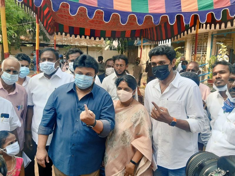 தியாகராய நகரில் உள்ள தக்கர் பாபா பள்ளியில் அமைக்கப்பட்டுள்ள வாக்குச்சாவடியில் நடிகர் பிரபு தன்னுடைய மகன் விக்ரம் பிரபு, மனைவியுடன் வாக்களித்தார். 