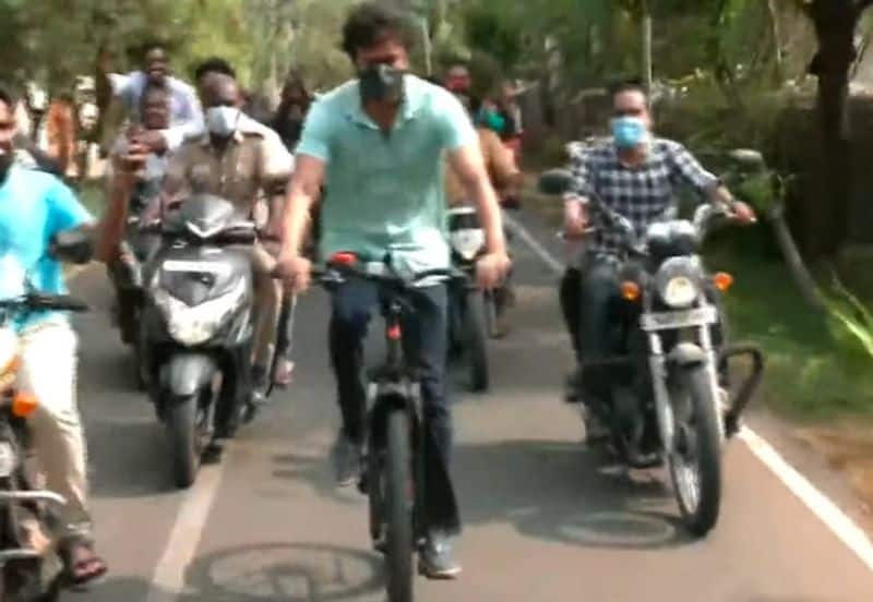 Vijay came to vote on a bicycle! What is the code? Did the bicycle get stolen ..?