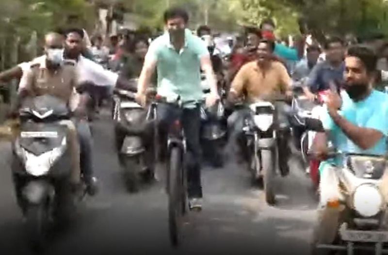 தமிழகம், புதுச்சேரி உள்ளிட்ட 5 மாநிலங்களுக்கான சட்டமன்ற தேர்தல் காலை 7 மணி முதல் விறுவிறுப்பாக நடைபெற்று வருகிறது. அதைவிட விறுவிறுப்பாக தளபதி விஜய் சைக்கிளில் வந்து வாக்களித்த விவகாரம் பேசு பொருளாக மாறியுள்ளது. 