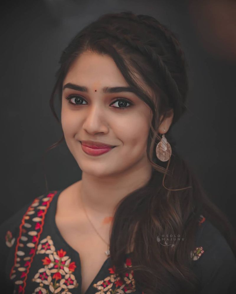 క్యూట్ అందాలతో తొలిచూపులోనే టాలీవుడ్ని, తెలుగు ఆడియెన్స్ పడేసింది కృతి శెట్టి. `ఉప్పెన` చిత్రంలో ఆమె ఫస్ట్ లుక్ కి అంతగా రెస్పాన్స్ వచ్చింది. ఈ సినిమాలో ప్రతి సన్నివేశంలోనూ అబ్బురపరిచింది. ఫైనల్గా ఆ చిత్రంతో బ్లాక్ బస్టర్ అందుకుని ఓవర్ నైట్లో స్టార్ ఇమేజ్ని సొంతం చేసుకుంది.