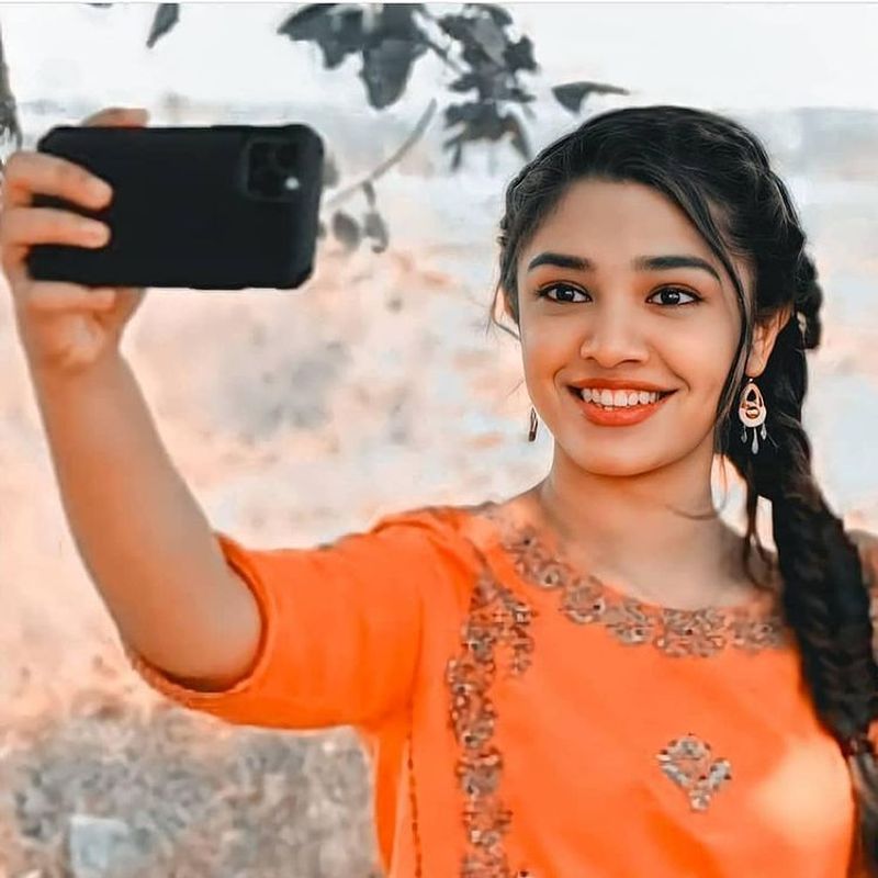 `ఉప్పెన` సినిమాలో బేబమ్మగా కృతి చేసిన నటన, పలికించిన హవాభావాలకు యావత్ టాలీవుడ్ ఫిదా అయ్యింది. దీంతో ఈ అమ్మడితో సినిమా చేయాలని, తమ సినిమాల్లో హీరోయిన్గా పెట్టుకోవాలని దర్శక, నిర్మాతలు క్యూ కడుతున్నారు.