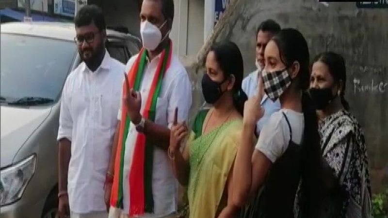 केरल: बीजेपी अध्यक्ष के.सुरेंद्रन ने कोझिकोड में विधानसभा चुनाव में मतदान किया।