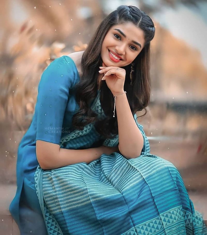 అందులో భాగంగా ఇప్పటికే కృతి మూడు బిగ్ ప్రాజెక్ట్ల్ ల్లో భాగమైంది. నానితో `శ్యామ్ సింగరాయ్` సినిమా చేస్తుంది. అలాగే రామ్తో లింగుస్వామి సినిమాలో ఎంపికైంది. దీంతోపాటు సుధీర్బాబు తో `ఆ అమ్మాయి గురించి మీకు చెప్పాలి` చిత్రంలో హీరోయిన్గా ఫైనల్ చేశారు.