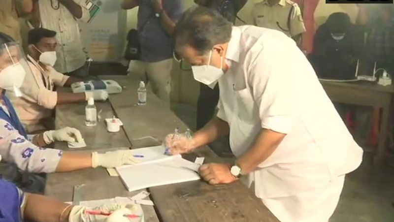 केरल: विपक्षी नेता रमेश चेन्निथला ने हरिपद में बूथ संख्या 51 ए पर अपना वोट डाला।