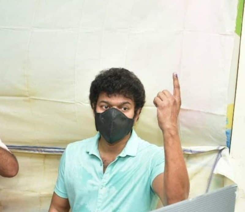 actor vijay came on a bicycle to vote