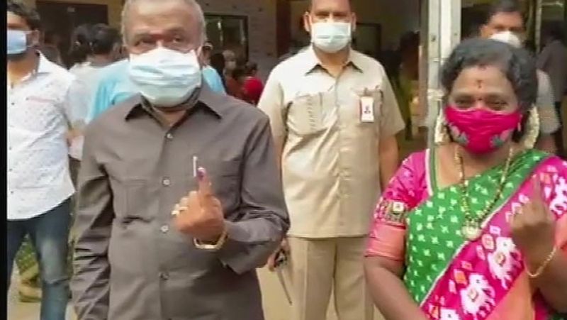 तमिलनाडु की राज्यपाल और पुडुचेरी की उपराज्यपाल तमिलसाई सुंदरराजन ने चेन्नई में मतदान किया।