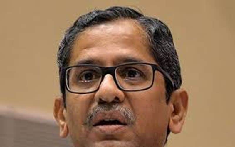 इन केसों में निभाई अहम भूमिका
जस्टिस रमन्ना ने कुछ अहम मामलों की सुनवाई में सुप्रीम कोर्ट की बेंच की अध्यक्षता की। उन्होंने जनप्रतिनिधियों के खिलाफ मामलों के ट्रायल में तेजी और जम्मू कश्मीर से आर्टिकल 370 हटाने के मद्देनजर लगाए गए प्रतिबंधों से संबंधित मामलों में सुनवाई के दौरान अध्यक्षता की। मार्च 2020 में, उनकी अध्यक्षता वाली बेंच ने फैसलों को चुनौती देने वाली याचिकाओं को बड़ी बेंच पर भेजने की याचिकाओं को खारिज कर दिया था।