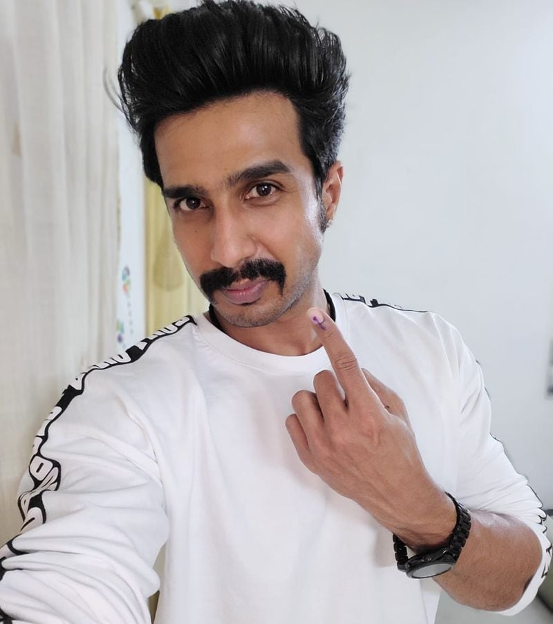 நடிகர் விஷ்ணு விஷால் வாக்கு பதிவு செய்து விட்டு வெளியிட்ட புகைப்படம் 