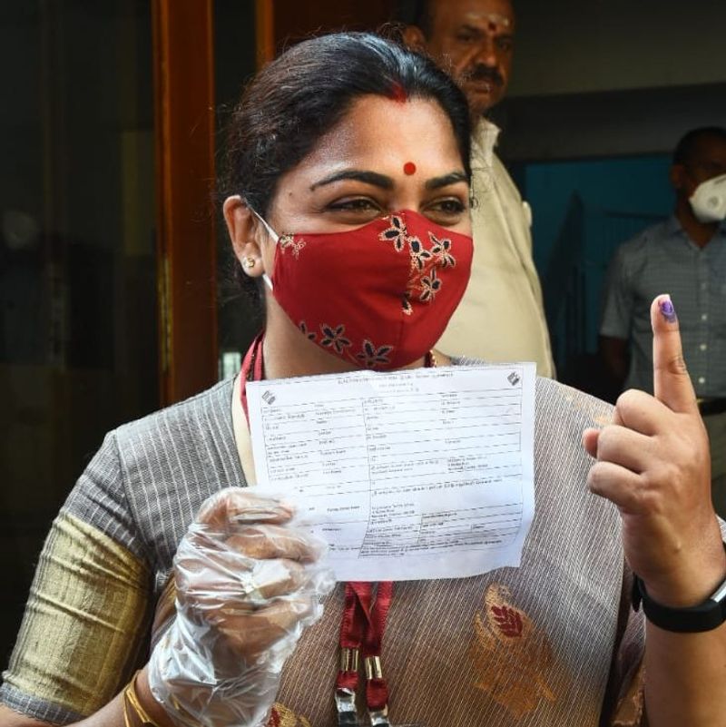 நடிகை குஷ்பு தன்னுடை ஜனநாயக கடமையை நிரைவேற்றிய தருணம் 