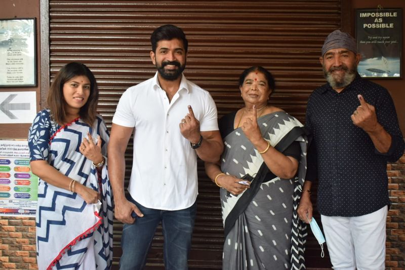 குடும்பத்துடன் வாக்களித்து விட்டு போஸ் கொடுத்த அருண் விஜய் 