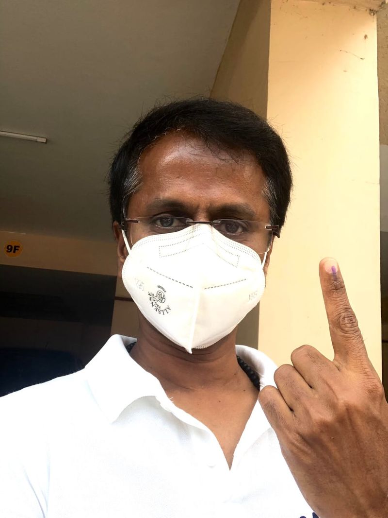 இயக்குனர் முருகதாஸ் வாக்களித்து விட்டு வெளியிட்ட புகைப்படம் 