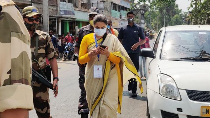 बंगाल: श्यामपुर से बीजेपी की उम्मीदवार तनुश्री चक्रवर्ती पोलिंग बूथ पर जाते हुए।