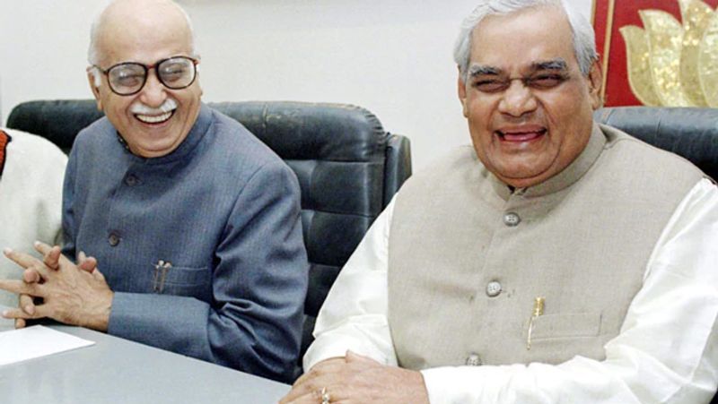 आडवाणी बताते हैं कि 'उन्होंने ऐसा साल 1977 के आम चुनावों से पहले किया था, जो आपातकाल के बाद हुए थे और उन्होंने दोबारा ऐसा ही 1980 की शुरुआत में की थी। जब छटी लोकसभा भंग होने के बाद मध्यावधि चुनाव हुए थे। वो जानते थे कि राजनीतिक पार्टी का सफाया हो जाएगा और इंदिरा गांधी दोबारा सत्ता में लौटेंगी। इसका कारण साफ था। यदि आपातकाल के विरुद्ध रोष का भावना ने 1977 में जनता पार्टी को सत्ता दिलाई तो एक अन्य सामूहिक आपसी झगड़ों के कारण जनता पार्टी की सरकार गिरने से उत्पन्न हुई निराशा ने लोगों के भ्रम को तोड़ दिया और इस बार यह मतदाताओं के व्यवहार को प्रभावित करने वाली थी।'