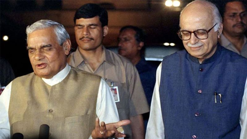 'चुनावी पराजय ने जनता पार्टी के भीतर दोहरी सदस्यता के विवाद को और गहरा दिया था, जो संसदीय चुनावों तक प्रभावी रहा। 25 फरवरी, 1980 को जगजीवन राम ने पार्टी अध्यक्ष चंद्रशेखर को एक पत्र लिखकर इस मुद्दे पर चर्चा की मांग की। हार के पूरा दोष उन लोगों पर मढ़ने की कोशिश की गई, जो जनसंघ से जुड़े हुए थे और इस बात पर अडिग थे कि वे संघ से अपने संबंध नहीं तोड़ेंगे।'
