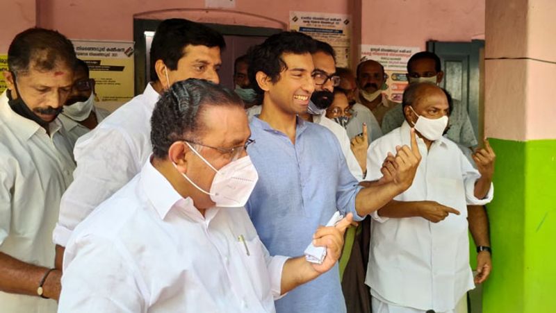 केरल: कांग्रेस नेता एके एंटनी ने तिरुवनंतपुरम में गवर्नमेंट हाई स्कूल, जगथी में अपना वोट डाला।
