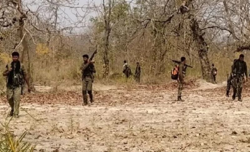 संदीप कहा कि नक्सली हमले की और जवानों के हर मूवमेंट की जानकारी गांव के लोगों के साथ अन्य नक्सलियों शेयर कर रहे थे। जिसके चलते उन्होंने दूर पहाड़ी पर ऐसी पोजिशन पहले से ले रखी थी कि हम पर हमला कर सकें। हम भी जब जोनागुड़ा की तरफ जा रहे थे तो पता था कि कुछ हो सकता है वहां। जब टीम वहां गई तो उनकी तरफ से बड़ी फायरिंग की गई।
