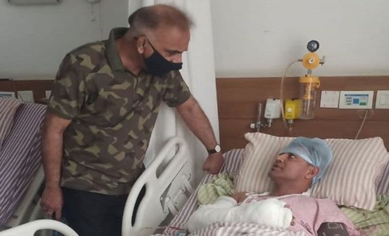 संदीप सीआरपीएफ के फील्ड कमांडर हैं और 201 कोबरा बटालियन में तैनात हैं। इस हमले में उनकी दायीं बांह पर दो गोलियां लग गई थीं, लेकिन फिर भी वो नक्सलियों से लड़ते रहे। उन्होंने जवानों नक्सलियों द्वारा सुरक्षाबलों को फंसाने के लिए लगाए घातक एंबुस को भी तोड़ा, एक तरफ जहां वो नक्सलियों के हमले का जवाब दे रहे थे वहीं दूसरी तरफ घायल जवानों को वहां से निकालकर सुरक्षित जगह पहुंचाने की कोशिश में भी लगे हुए थे, इस दौरान वो खुद घायल हो गए।