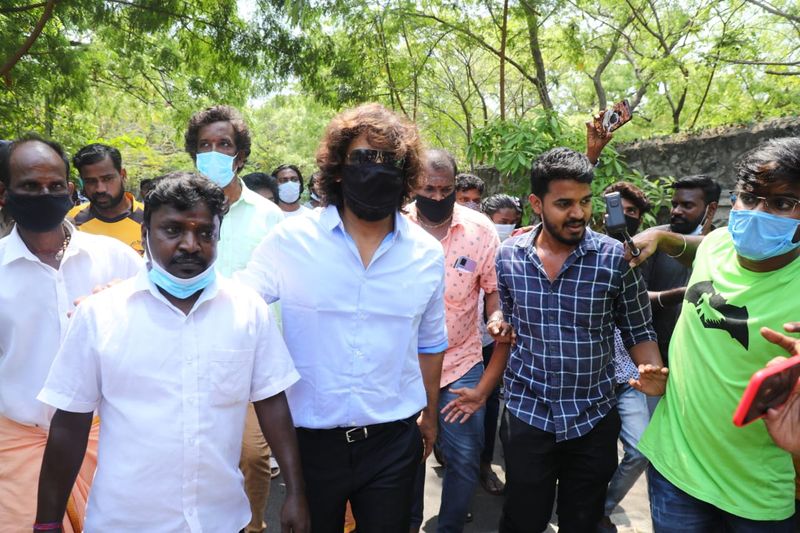 
தமிழக சட்டமன்ற தேர்தலுக்கான வாக்குப்பதிவு காலை 7 மணி முதல் விறுவிறுப்பாக நடைபெற்று வருகிறது. அரசியல் கட்சி தலைவர்கள், திரைப்பிரபலங்கள் உள்ளிட்டோர் காலை முதலே வாக்களித்து வருகின்றனர். 