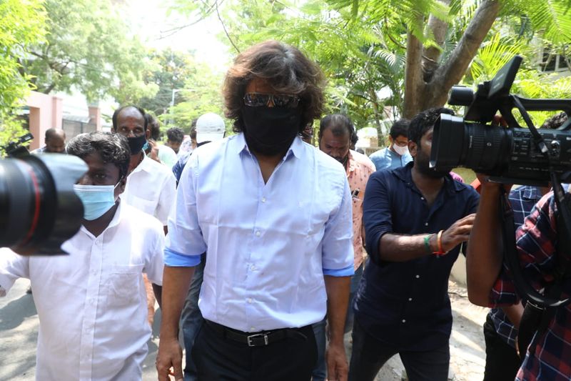 தல அஜித், விஜய், சூப்பர் ஸ்டார் ரஜினிகாந்த்... உள்ளிட்ட பல முன்னணி நட்சத்திரங்கள் முதல் வேலையாக வாக்குச்சாவடிக்கு வந்து தங்களுடைய ஜனநாயக கடமையை நிறைவு செய்த நிலையில், நடிகர் விக்ரமும் ஓட்டு போட்டுள்ளார்.