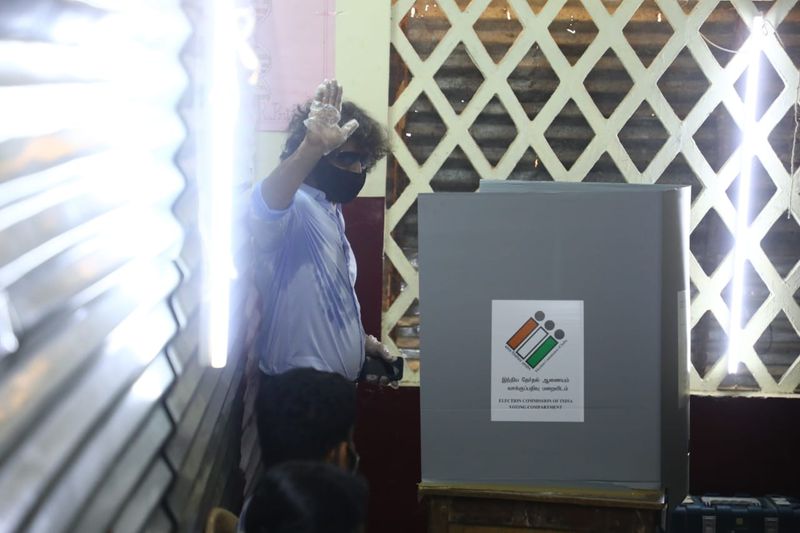 பெசன்ட் நகரில் உள்ள வாக்கு சாவடி மையத்தில் விக்ரம் வாக்களித்தார். 