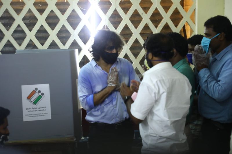 வாக்குச்சாவடியில் இருந்த அதிகாரிகள், விக்ரம் வந்ததால்... ரசிகர்கள் கூட்டம் கூடியதை தொடர்ந்து, உடனடியாக அவரை வாக்களிக்க அனுமதித்தனர். 