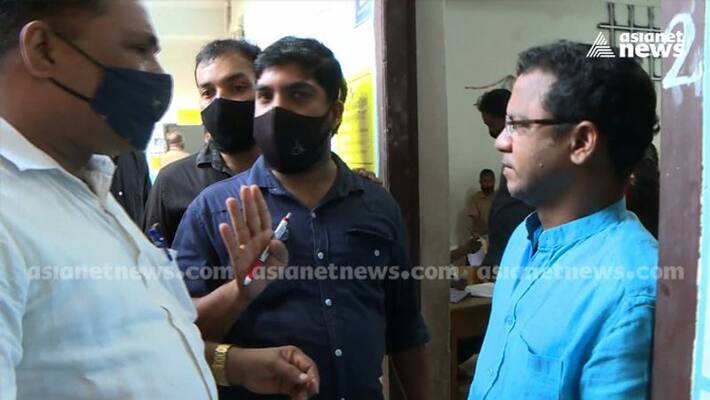 Dharmajan bolgatty opposed by ldf workers in election booth Dharmajan bolgatty opposed by ldf workers in election booth
