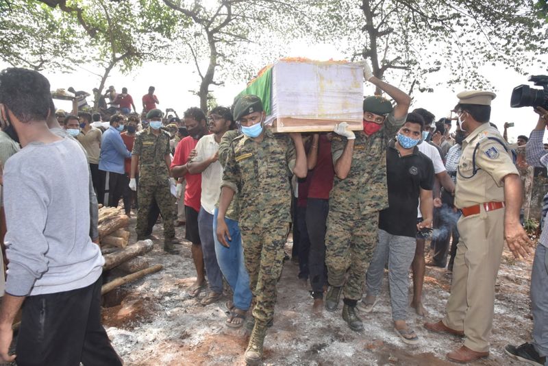 Jawan jagadeesh last rites performed with military honours at vijayanagaram