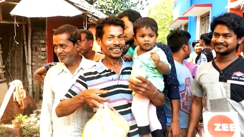 <p> <br />
গরমা-গরম লুচি-আলু পেয়ে ভারী খুশি জগতব্ল্ল্ভ পুর বিধানসভা কেন্দ্রের জাবদাপোতা গ্রামের বাসিন্দারা।</p>
