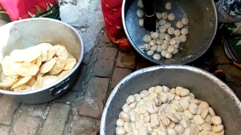<p>প্রতিবারের ভোটেই আয়োজন করা হয়, আগে দেওয়া হত ছোলামুড়ি এবার লুচি-আলুরদম।</p>