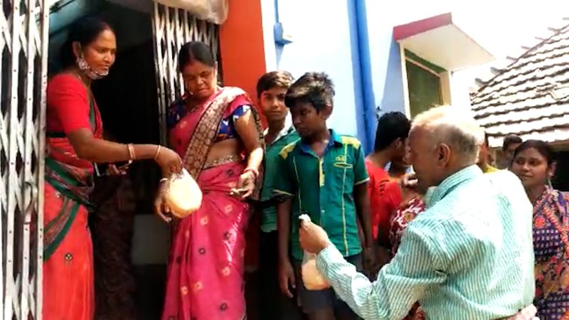 <p>যদিও এই ঘটনায় অভিযোগ উঠতেই পারে যে খাবার দিয়ে ভোটারদের প্রভাবিত করা হচ্ছে। কিন্তু এনিয়ে কারও কোনও অভিযোগ নেই।</p>