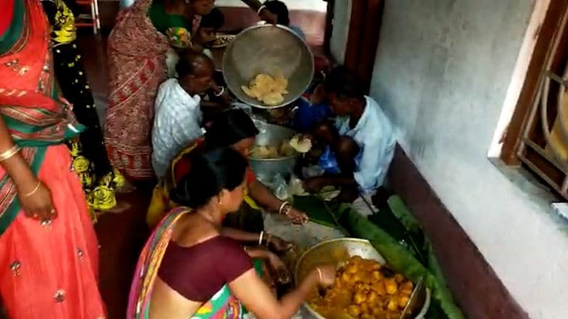 <p>আসলে ভোট উপলক্ষেই এই আয়োজন। তৃণমূল-বিজেপি দুই পক্ষই এই আয়োজন করেছে।</p>
