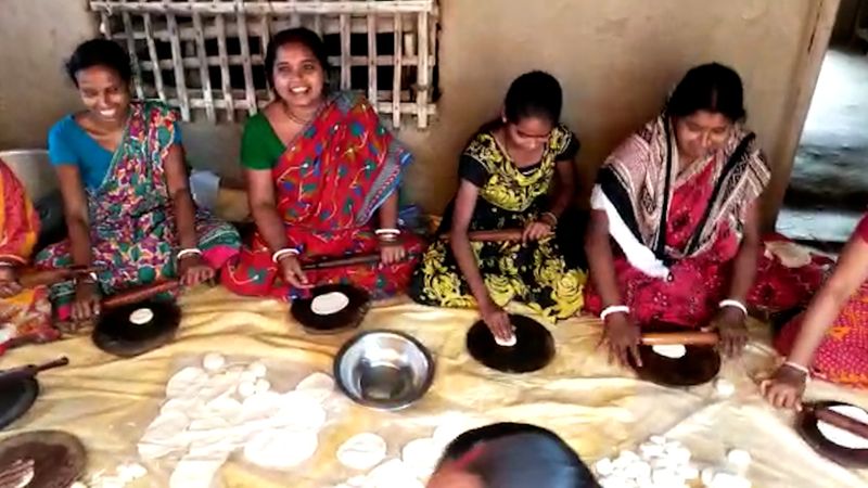 <p><br />
ভোটের দিনে সবাই খাওয়াতে একসঙ্গে লুচি-আলুরদম রান্না করল তৃণমূল-বিজেপি।</p>
