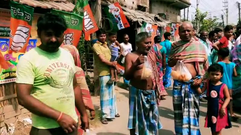 <p>তৃণমূল-বিজেপি দুই পক্ষই জানালো এটাই গ্রামের রীতি। চলে আসছে যা বহুদিন ধরে।</p>
