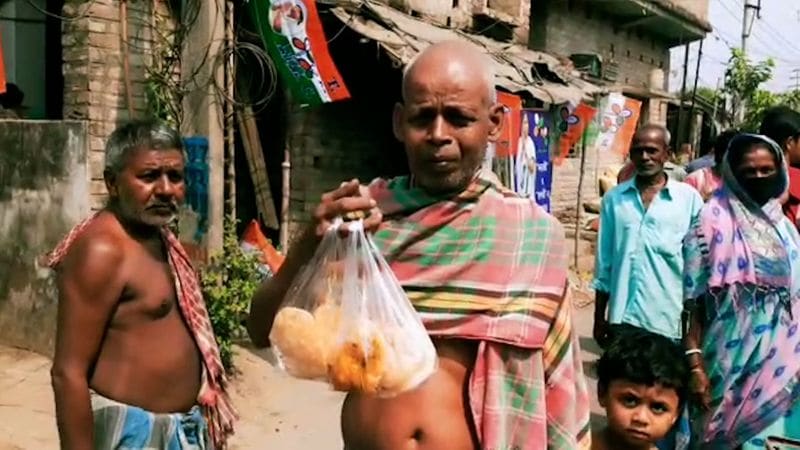 <p>ভোট দেবার আগে পরে নিজেদের দলের সমর্থকদের হেঁসেল থেকে নিয়ে যাচ্ছেন গরমা-গরম লুচি আলুরদম।<br />
</p>