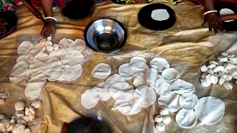 <p>এখানে এলে মনে হবে যেনও কোনও বিয়েবাড়ির অনুষ্ঠান হচ্ছে।</p>