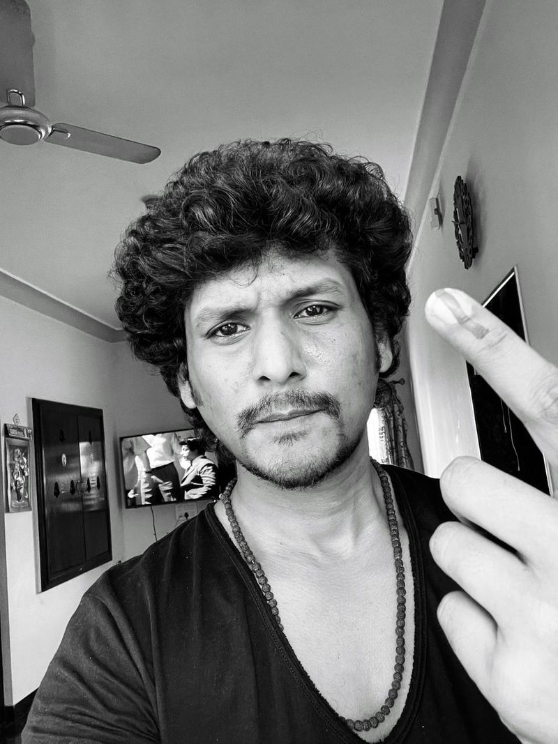 இடையில் லோகேஷ் கனகராஜ் கொரோனா தொற்றால் பாதிக்கப்பட்டு தற்போது உடல் நலம் தெரியுள்ளார். இதனை ரசிகர்களுக்கு தெரிவிக்கும் விதமாக சட்டமன்ற தேர்தலில் வாக்களித்து புகைப்படம் வெளியிட்டு அறிவித்தார்.