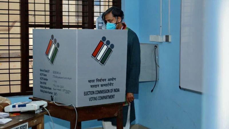 कांग्रेस सांसद शशि थरूर ने केरल के तिरुवनंतपुरम में वोट डाला।