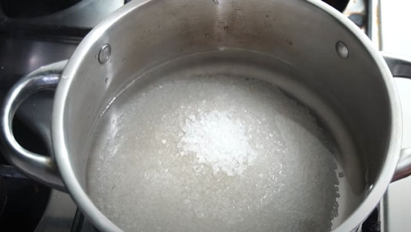 अब इसमें शक्कर, टाट्रिक एसिड और नमक डालें और धीरे-धीरे चलाते हुए पकाएं। (इसे तब तक चलाएं, जब तक शक्कर घुल नहीं जाए)