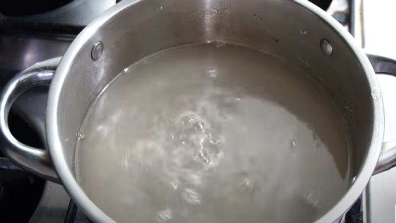 इसके बाद इसमें अच्छे से उबाल आने के 6-7 मिनट बाद आप देखेंगे कि चाशनी थोड़ी गाढ़ी हो रही है। 