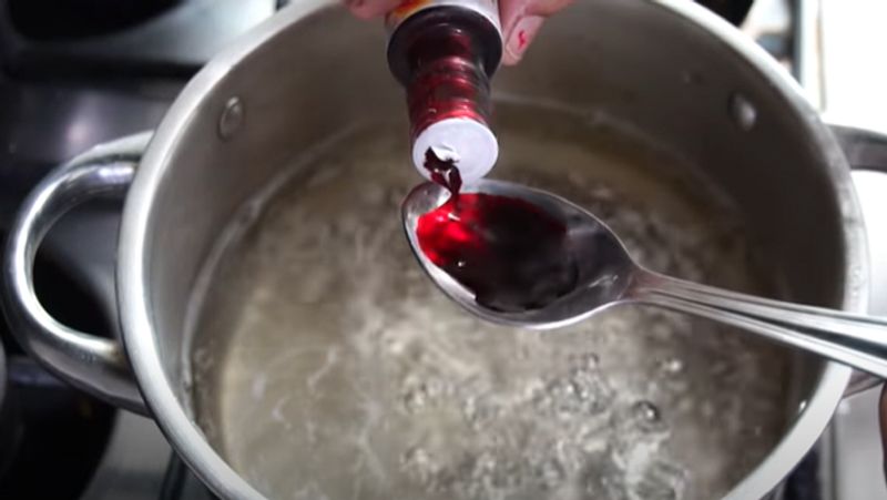 इसके बाद इसमें लाल रंग, रोज और केवड़ा वॉटर डालकर मिला लें।
