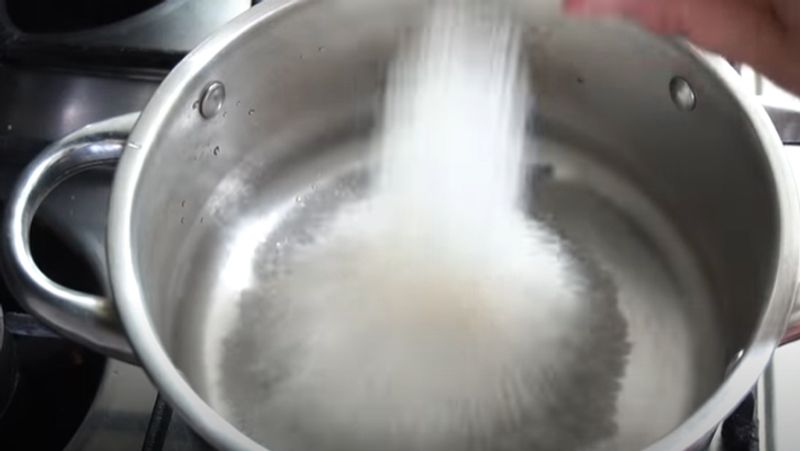 अब इसमें दो कप बची हुई शक्कर डालकर मिलाकर अच्छे से पका लें।